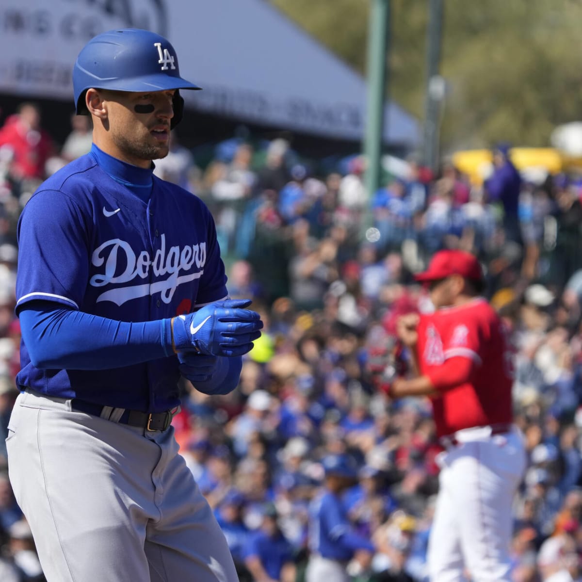 Trayce Thompson wears crown after HR for Great Britain