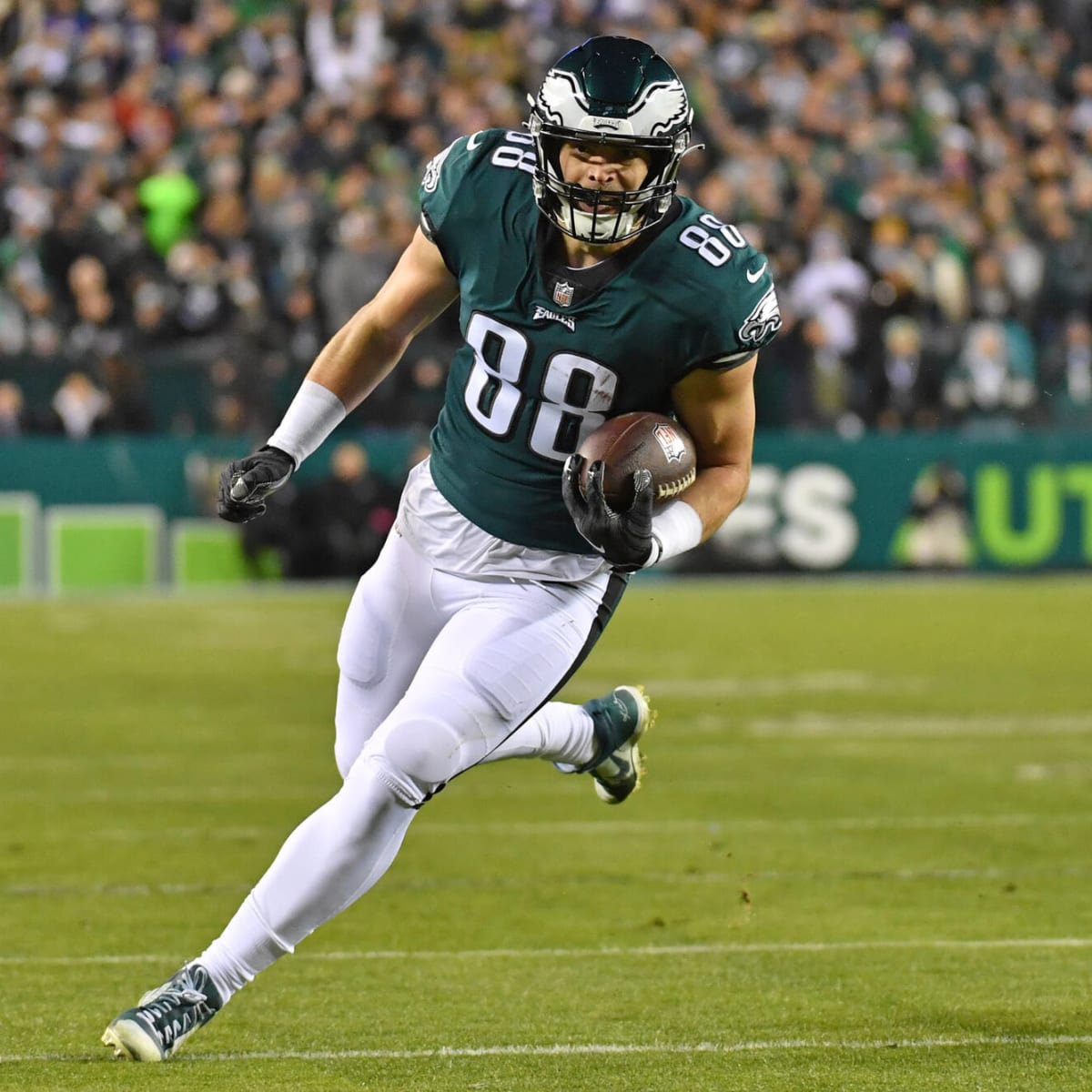 Eagles TE Dallas Goedert looks to help self against Vikings