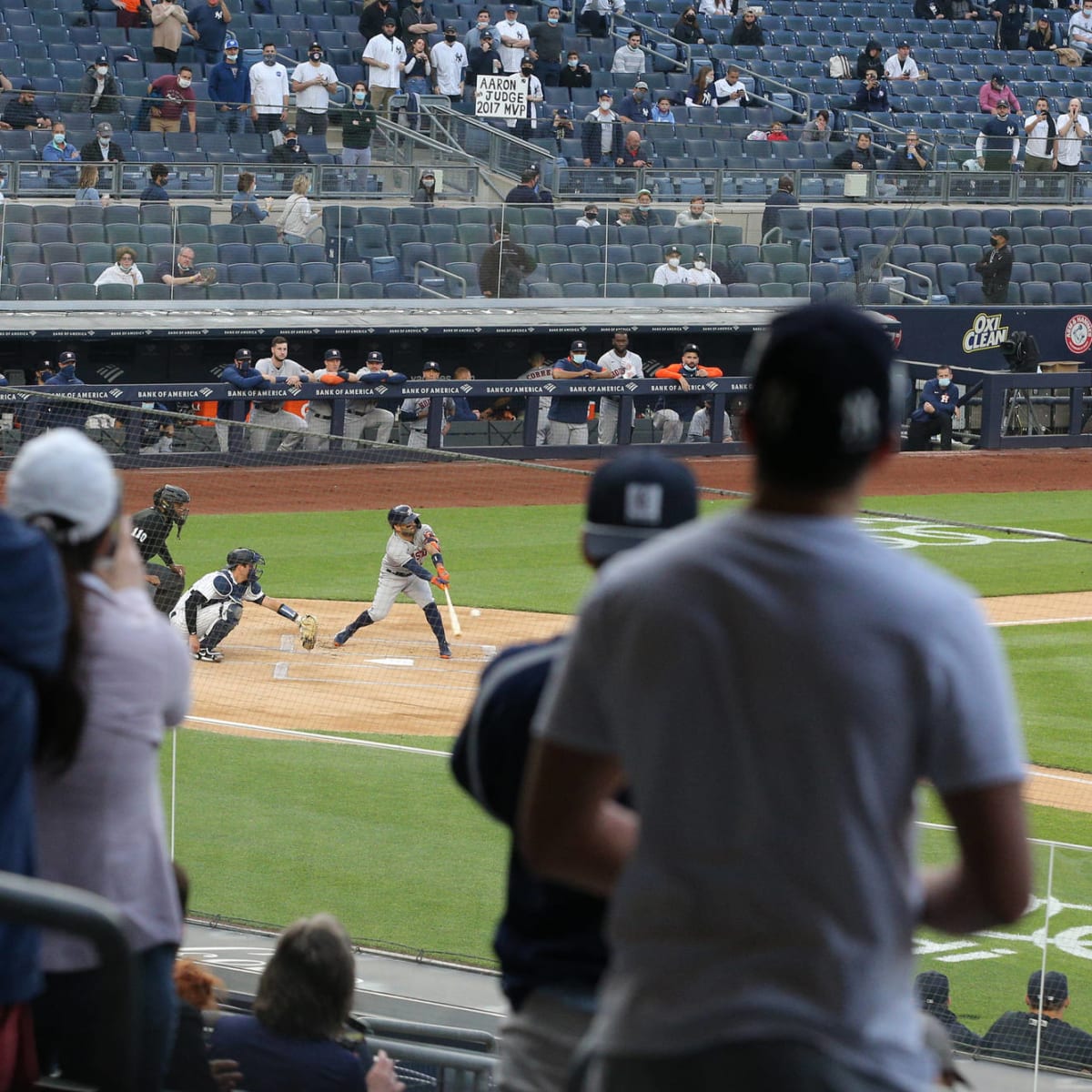 Yankee fans let Astros players have it during Tuesday's game