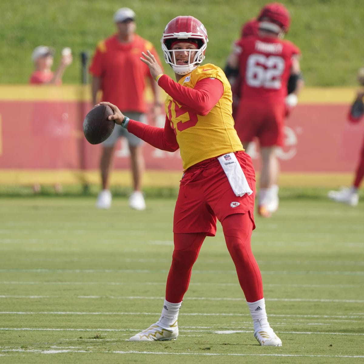 Patrick Mahomes throws behind-the-back pass at Chiefs camp