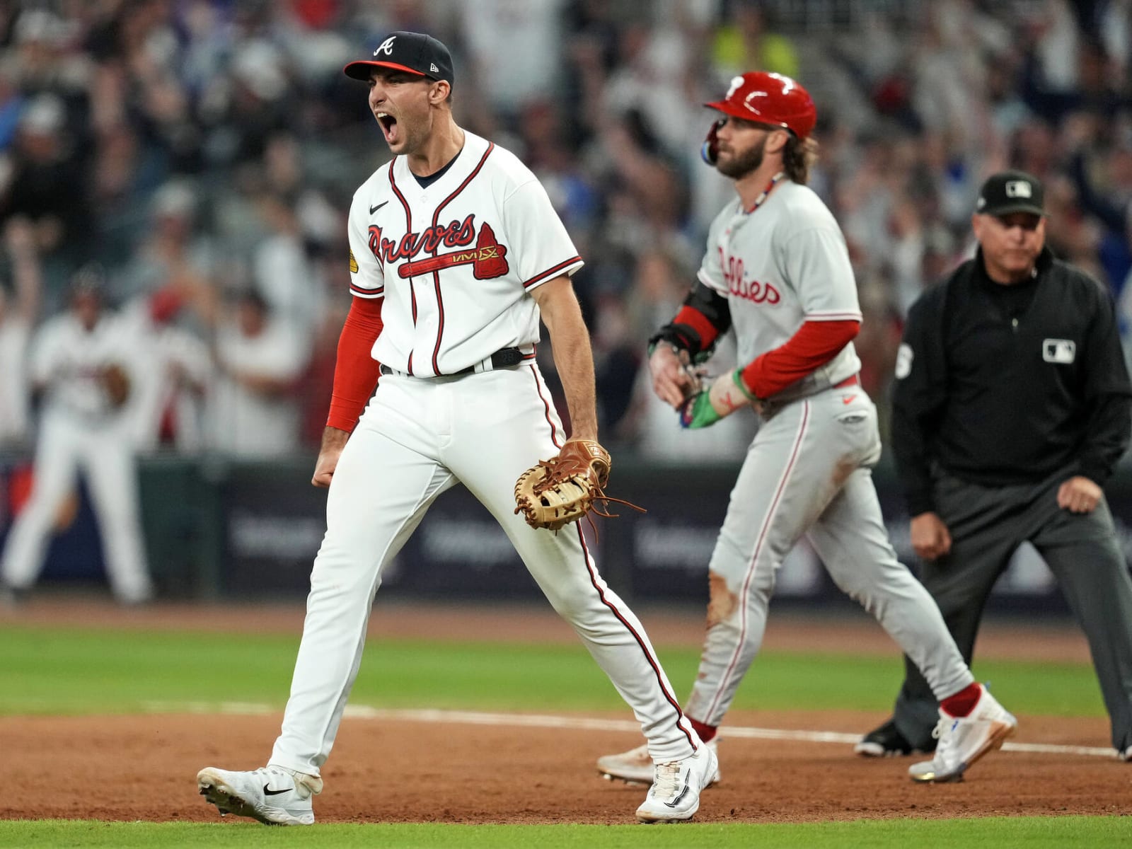 Austin Riley's play in the Atlanta Braves' Game 2 win mirrors Derek Jeter's  flip play, Flippin Bats