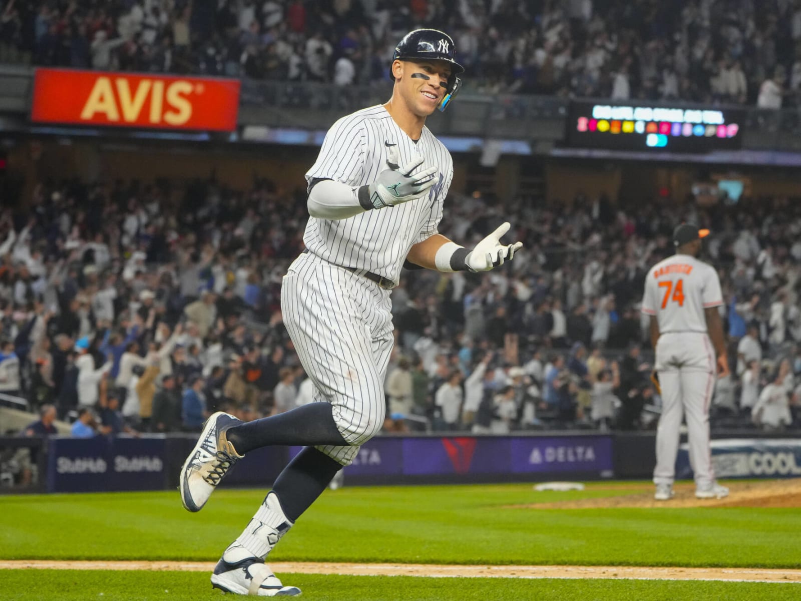 Yankees' Aaron Boone reacts to Aaron Judge's monster 3-HR game