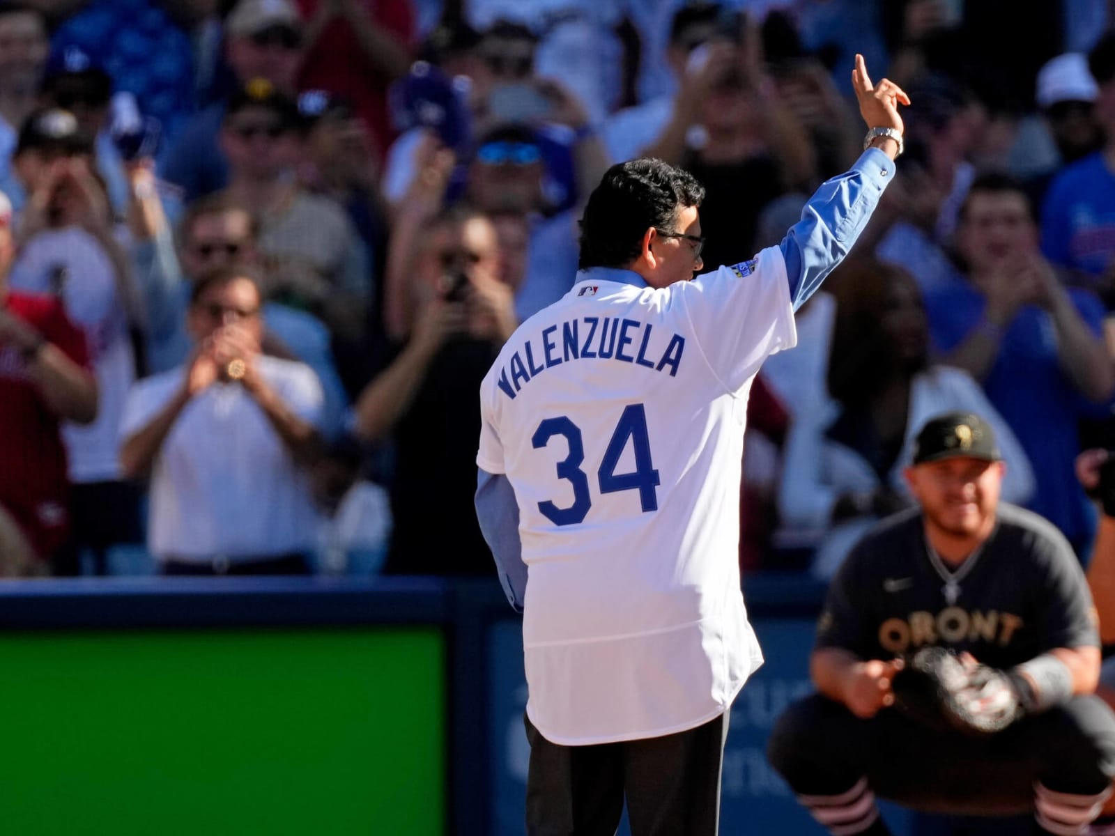 Fernandomania' lives again at Dodger Stadium with retirement of Valenzuela's  jersey – KGET 17