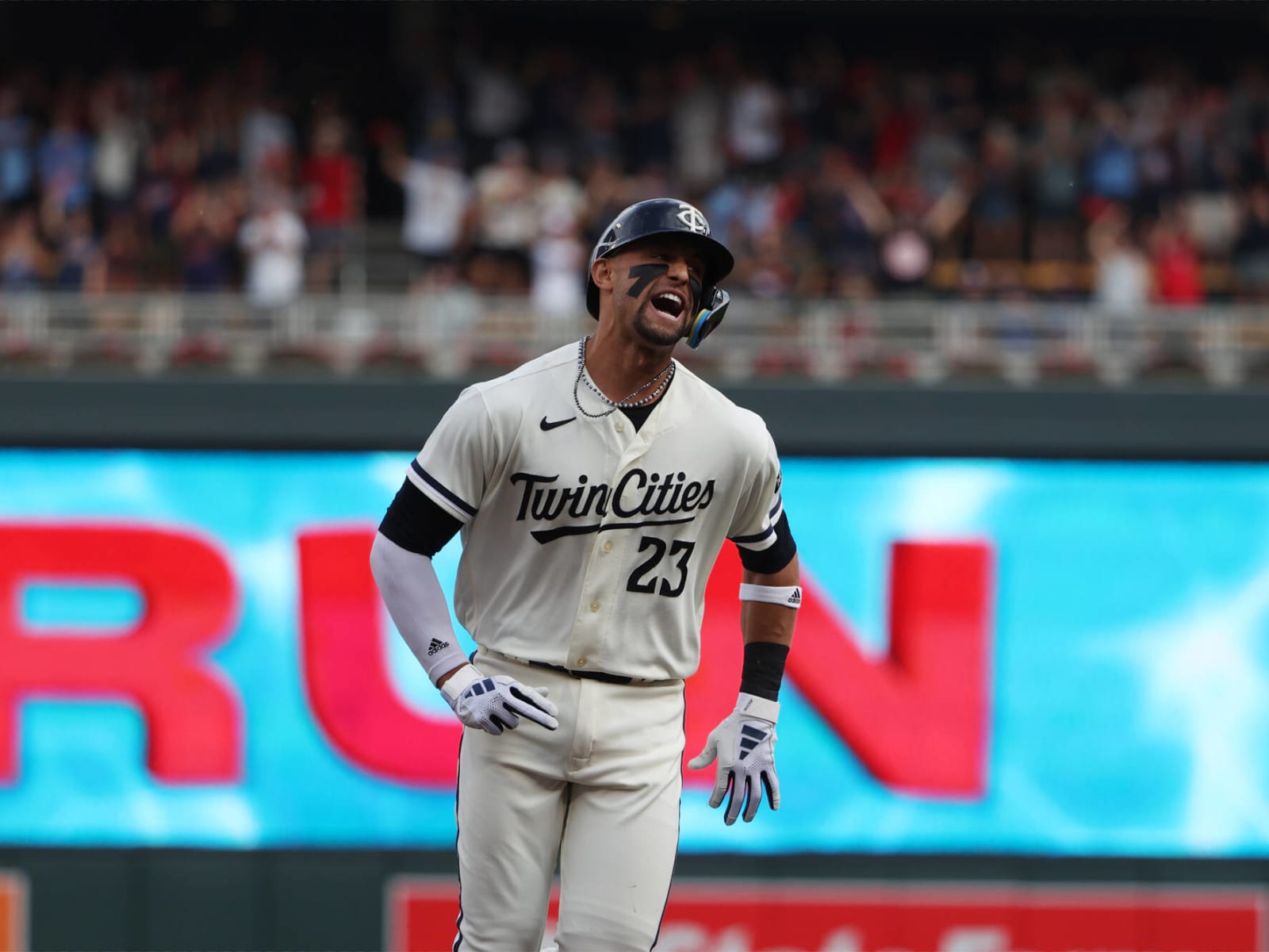 Twins win first playoff game since 2004