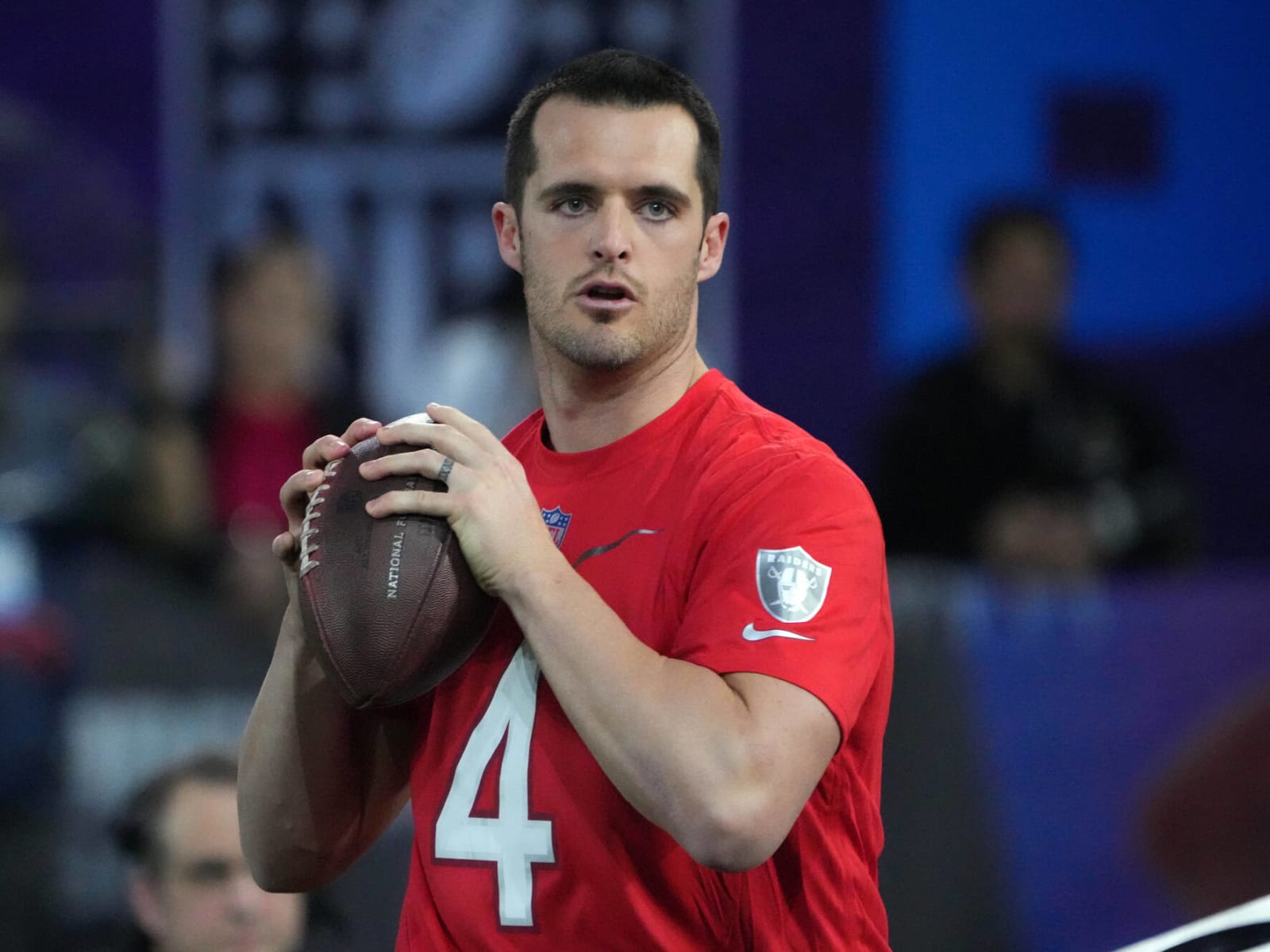 Saints sign quarterback Derek Carr to four-year contract