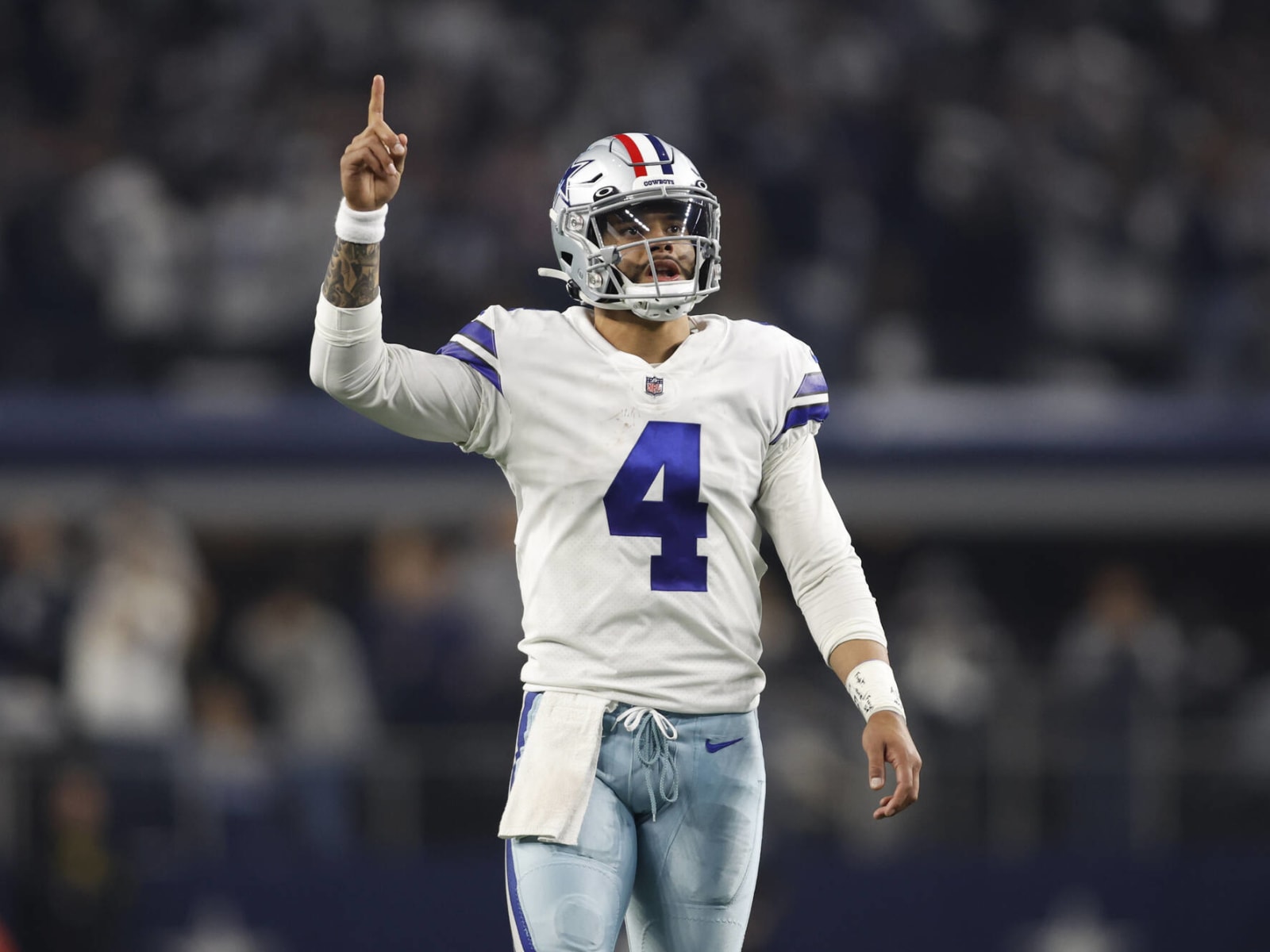 LOOK: Dak Prescott pays homage to Cowboys legend Roger Staubach