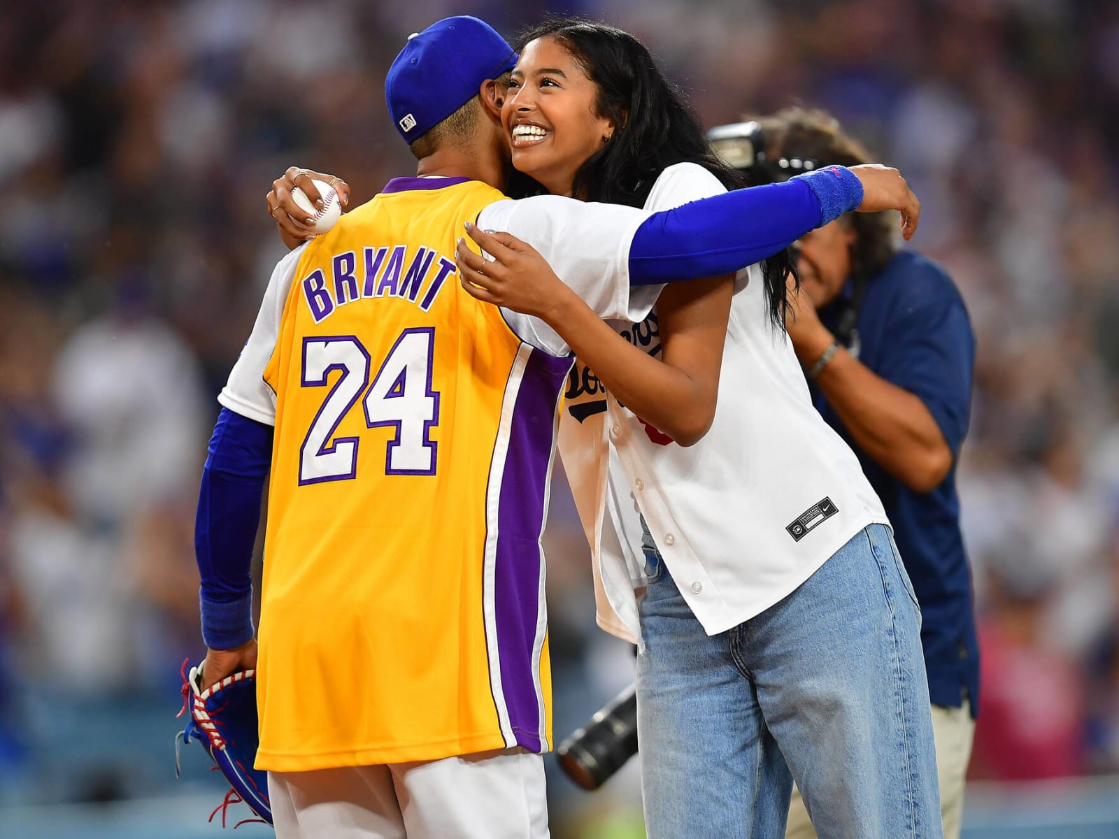 Dodgers Celebrate Kobe Bryant On Lakers Night With Drone Show, Donation To  Mamba And Mambacita Sports Foundation