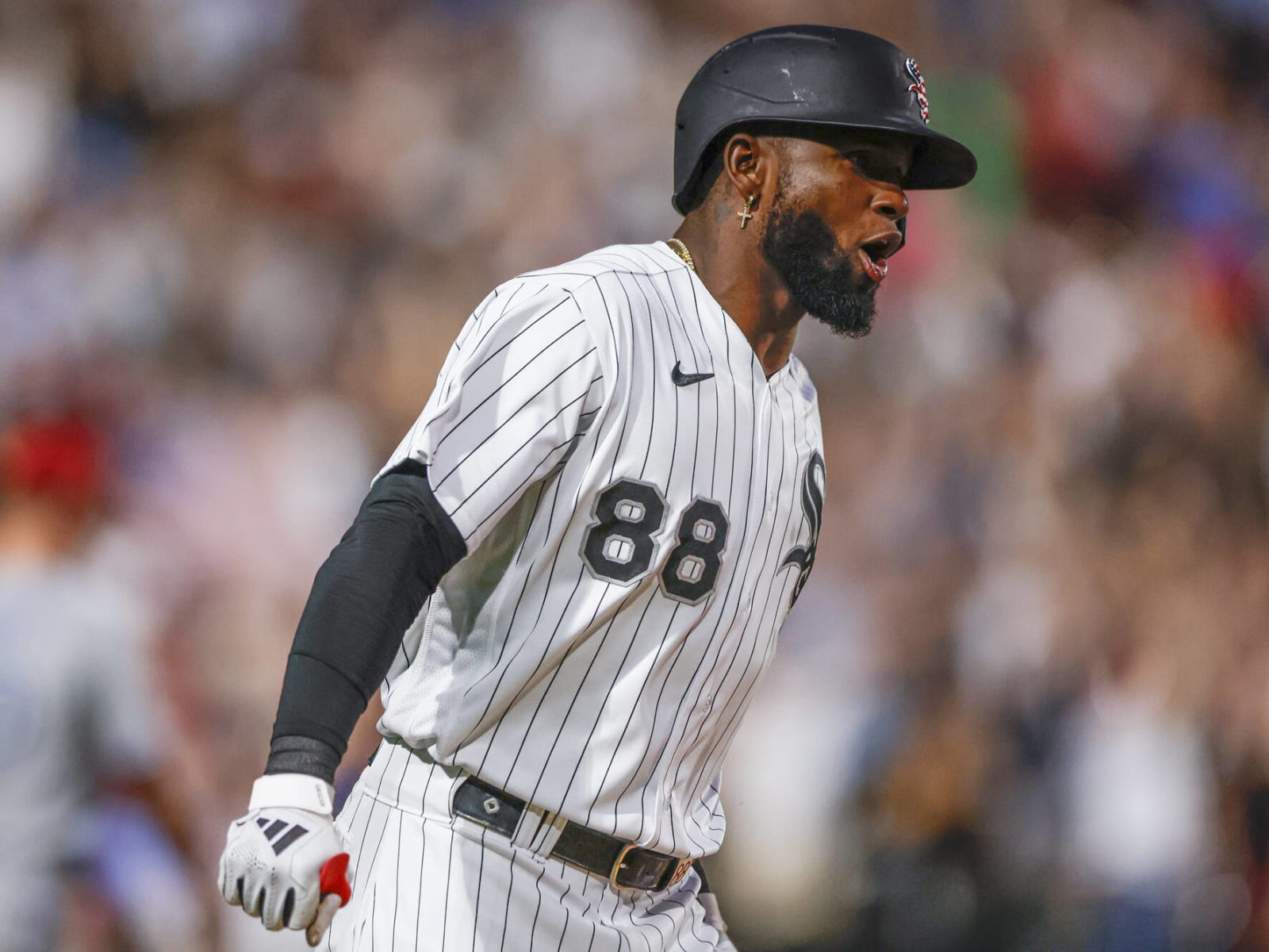 See Luis Robert Jr.'s incredible custom Home Run Derby bat