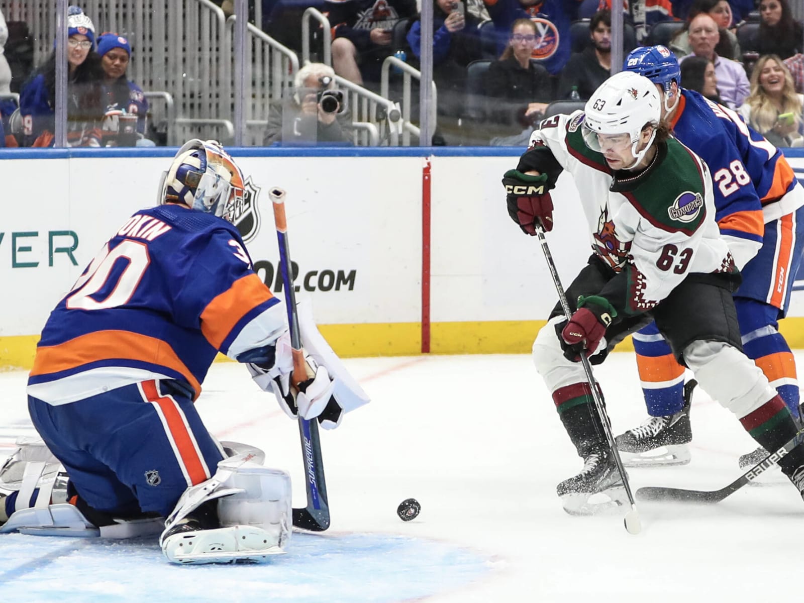 Vejmelka makes 24 saves, Coyotes blank Islanders 2-0 - Seattle Sports