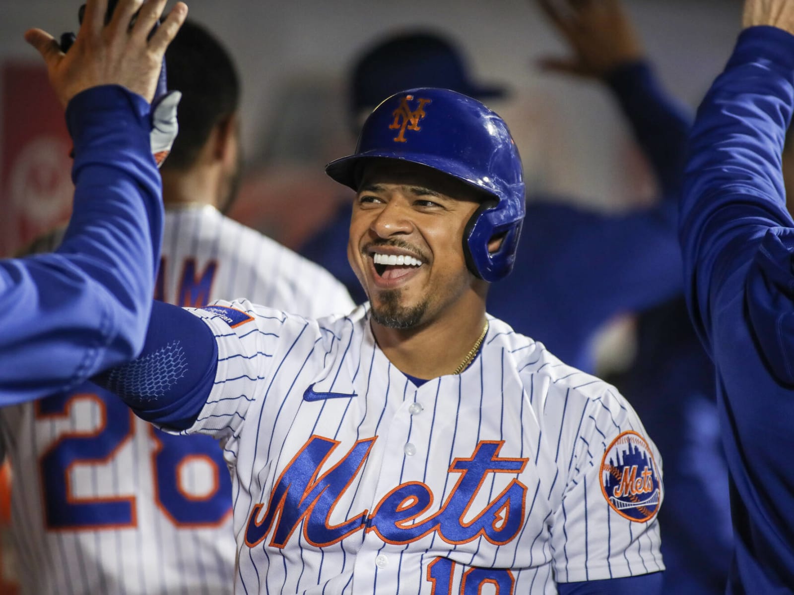 Angels acquire veteran infielder Eduardo Escobar from the Mets for