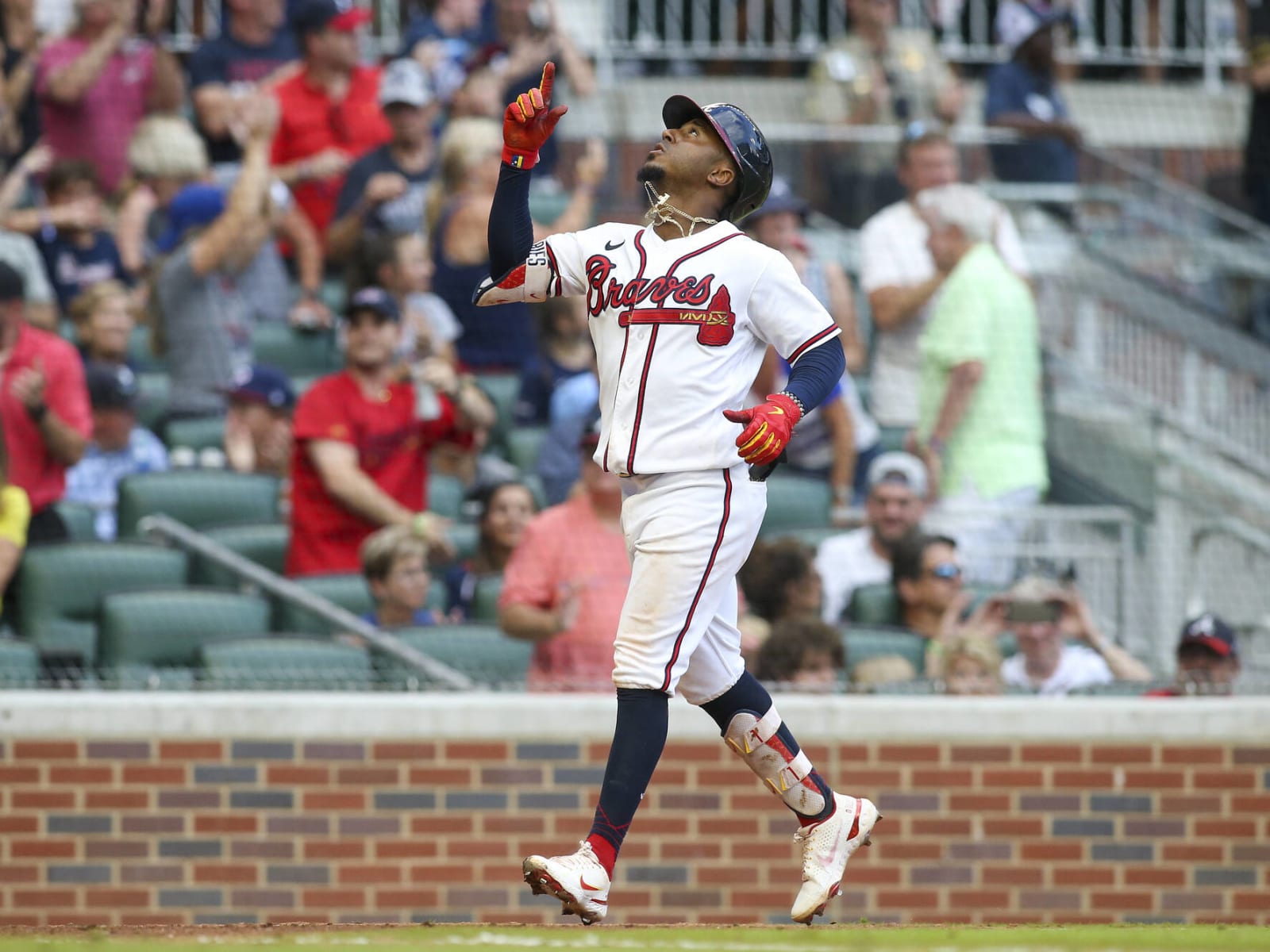 Braves' Ozzie Albies breaks pinkie right after injury return