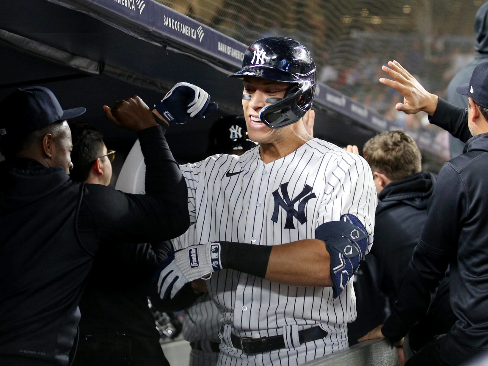 17 photos of Yankees slugger Aaron Judge making other players look tiny