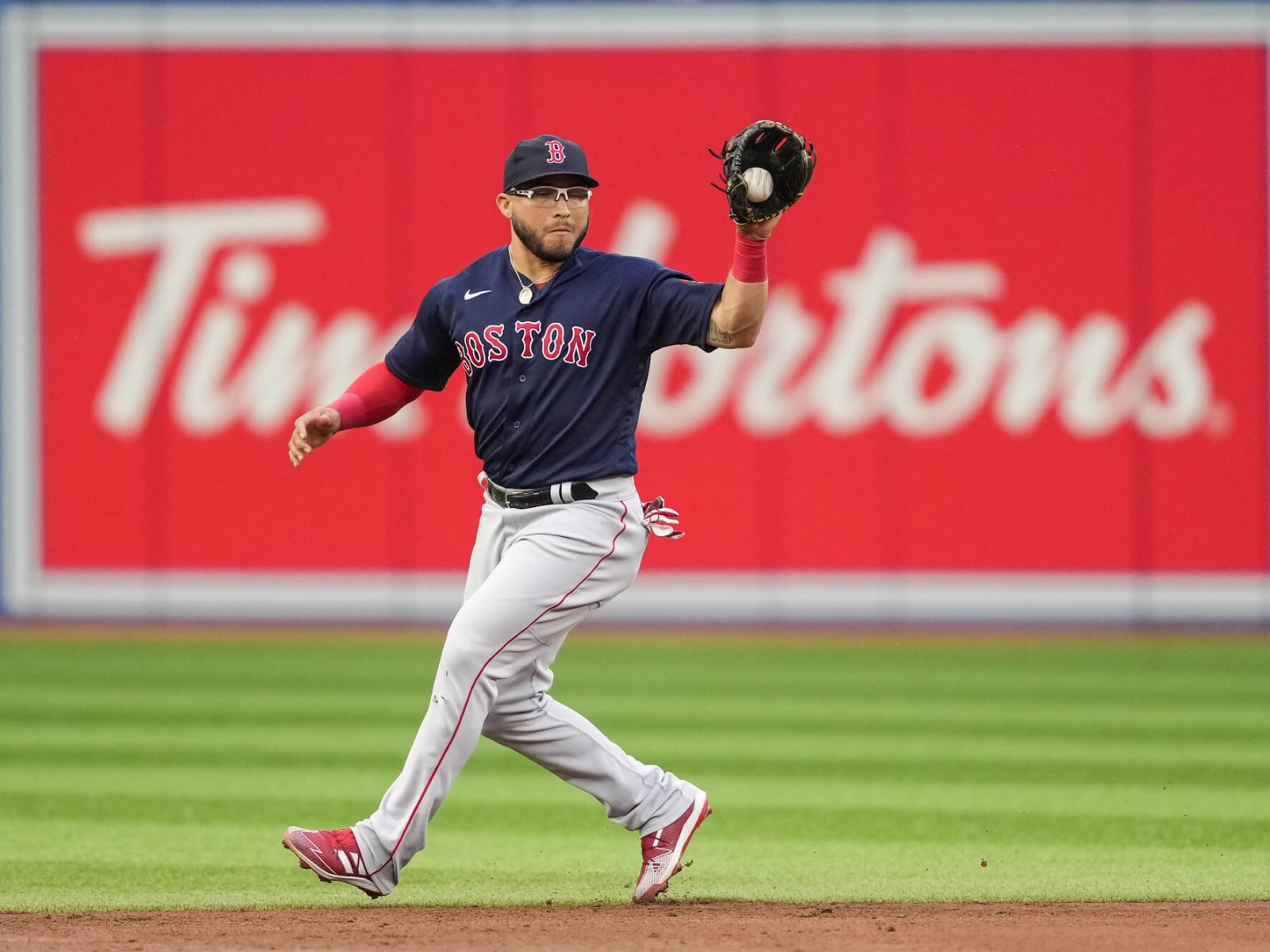 Boston Red Sox sign Yolmer Sánchez, who won 2019 AL Gold Glove at second  base, to minor-league contract 