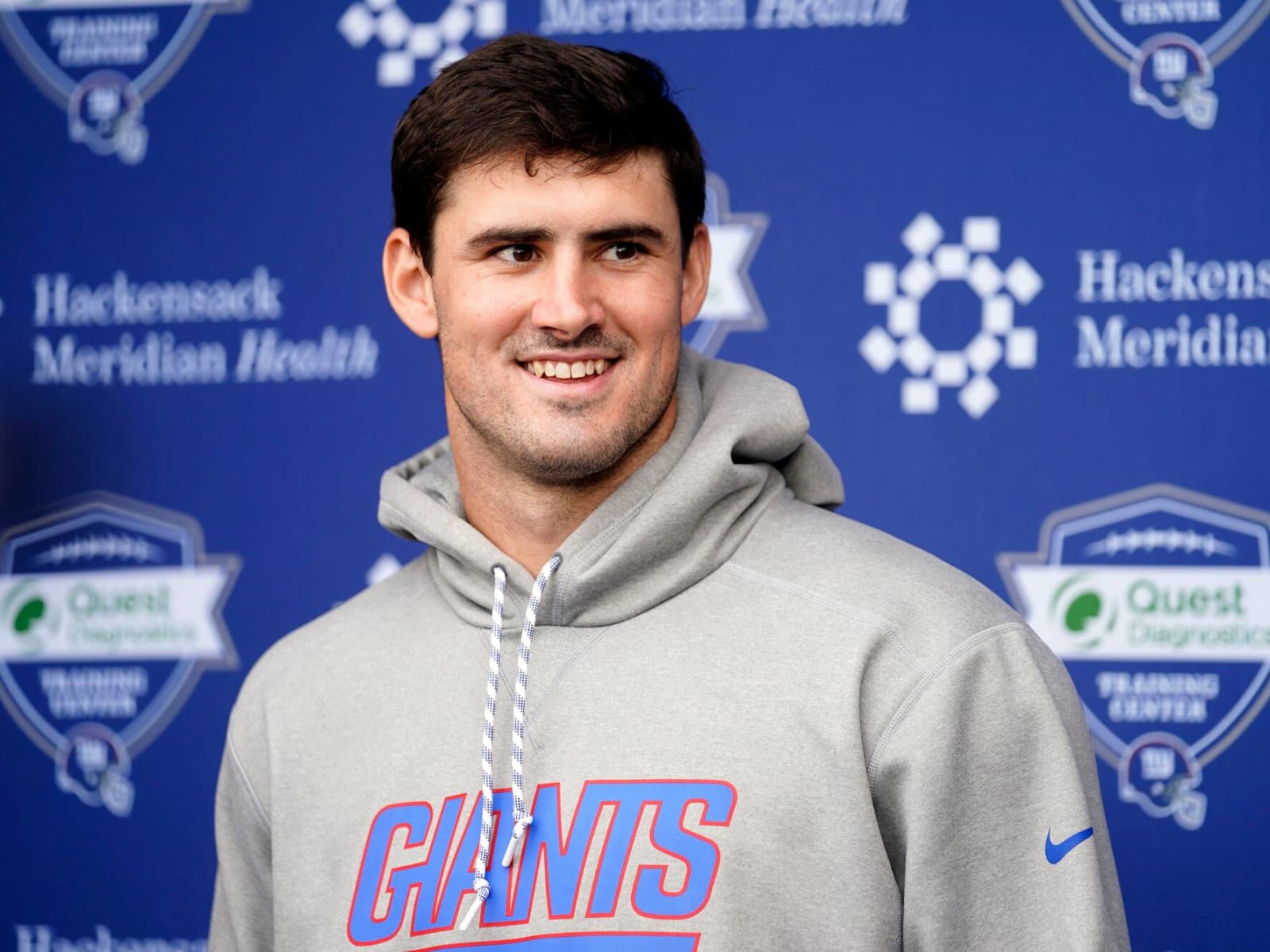 Giants' QB outlook cloudy as Daniel Jones awaits surgery