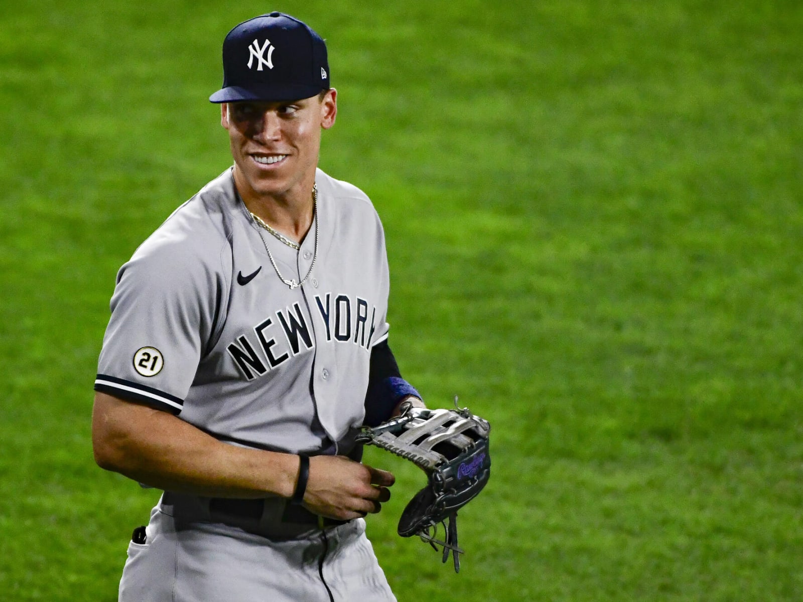 Yankees slugger Aaron Judge sparks controversy with glance at bench