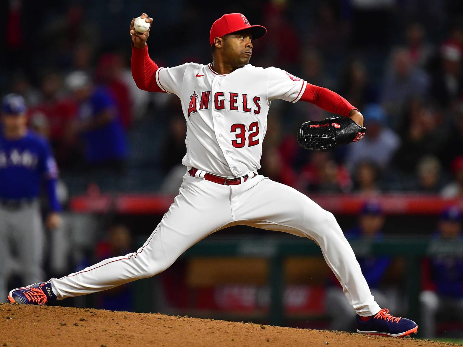 Iglesias double helps the Angels clobber Dodgers - Taipei Times