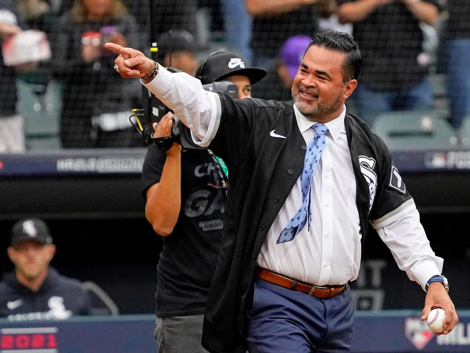 Report: White Sox to interview Ozzie Guillen for manager's job