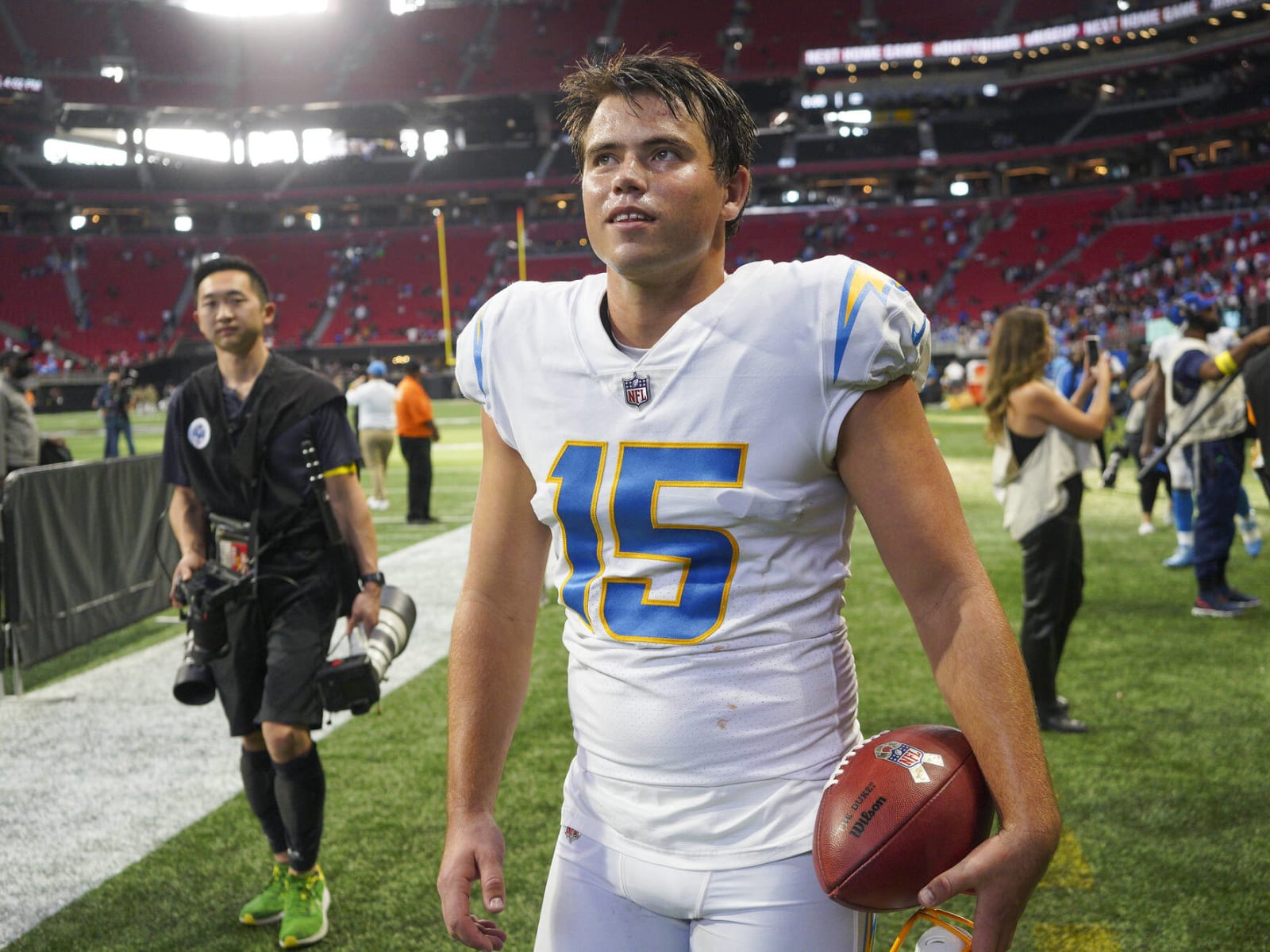 Carrie Underwood sends Chargers' Dicker in-game message