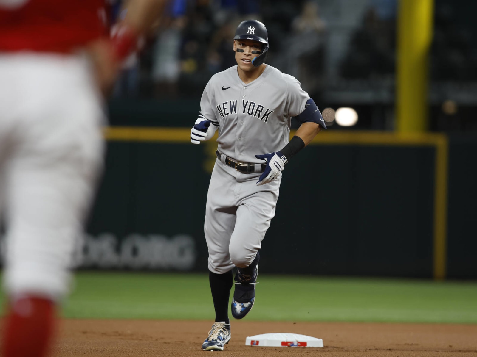 Fan who caught Aaron Judge's 62nd home run offered $2M for ball