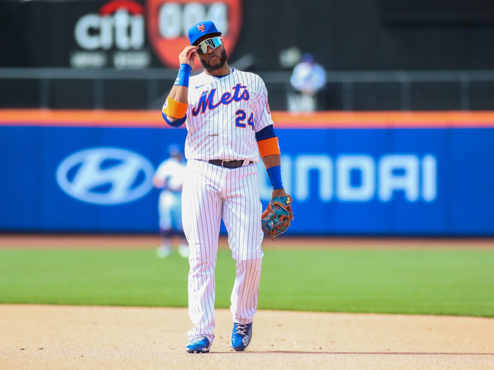 Atlanta Braves second baseman Robinson Cano (22) gets loose before