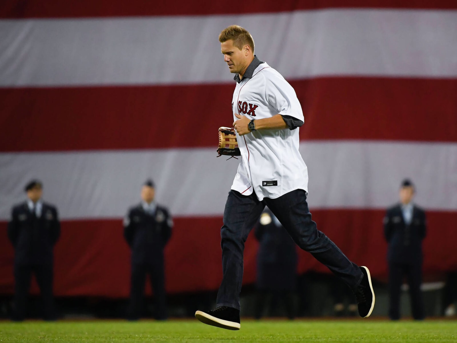 Jonathan Papelbon Brings World Series Trophy, Kilt To Savannah Bananas 