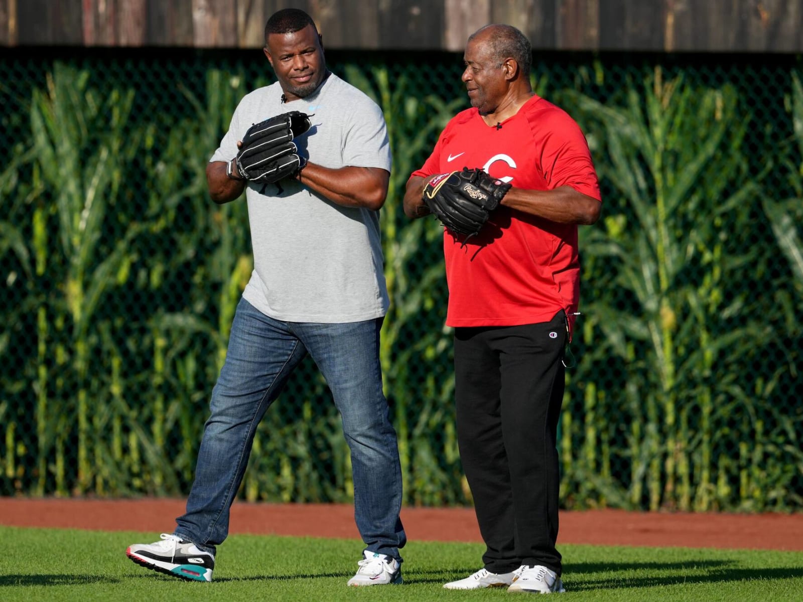 Watch: Hall of Famers Ken Griffey Jr., Sr. open Field of Dreams