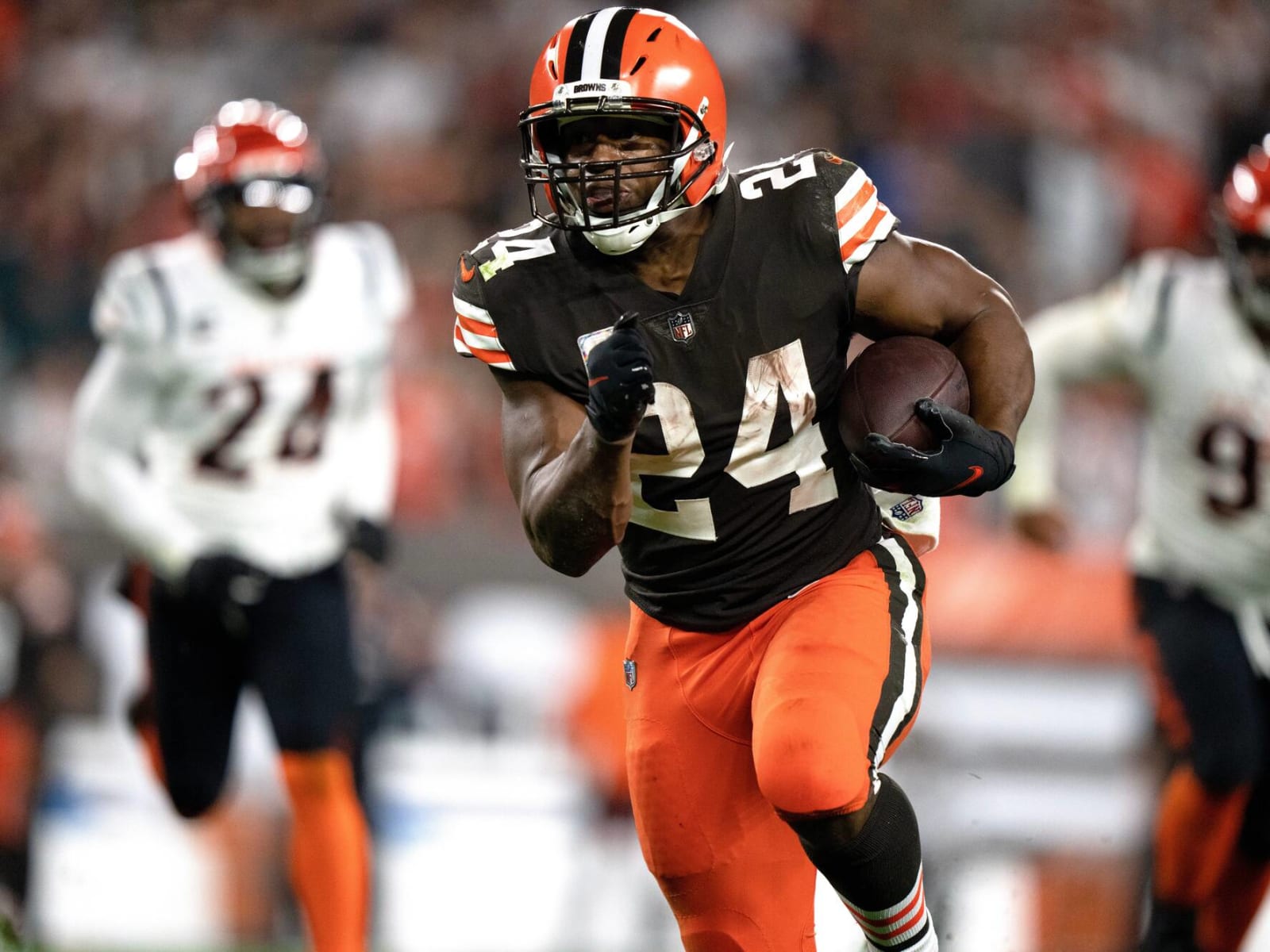 Watch: Nick Chubb's nasty stiff-arm brings back memories of Jim Brown