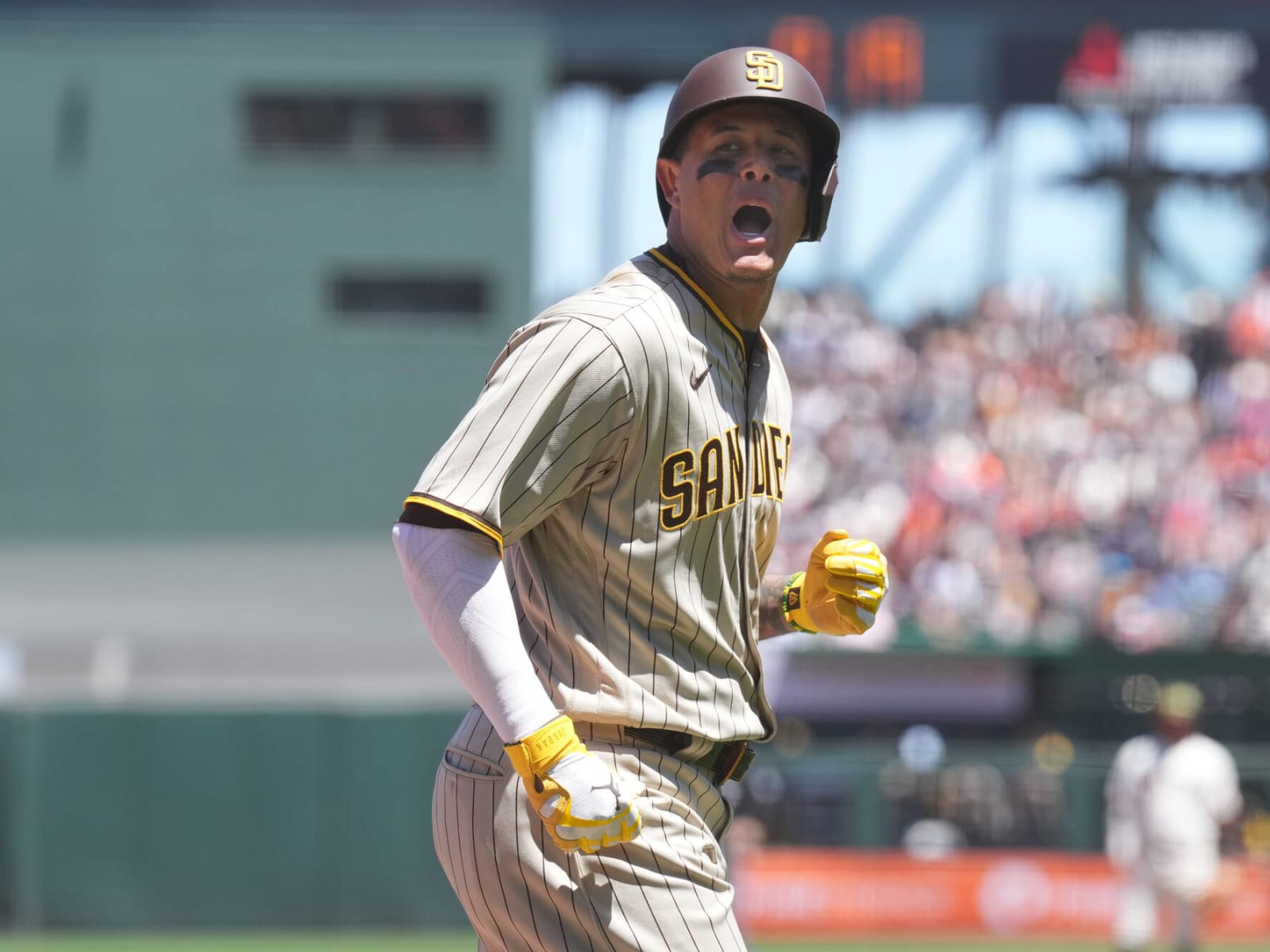 Manny Machado crushes first home run with Padres