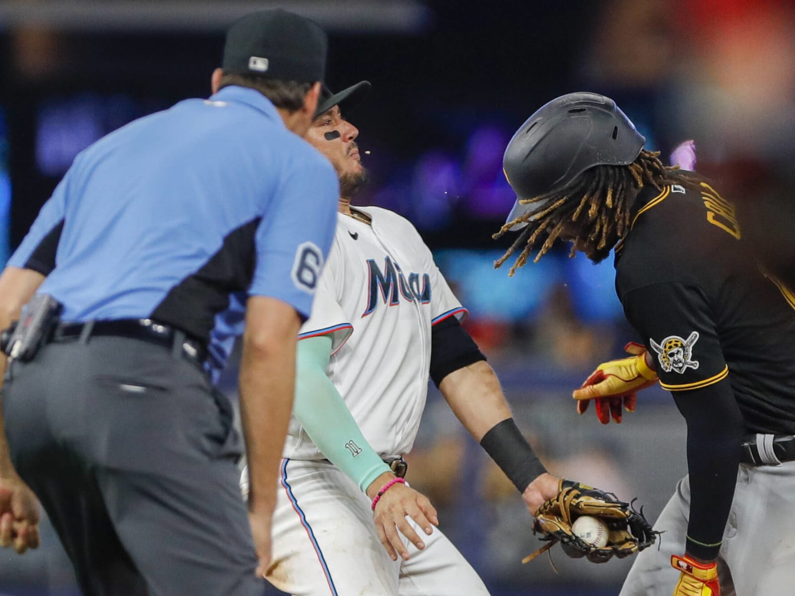 Marlins SS Miguel Rojas loses piece of tooth in collision with