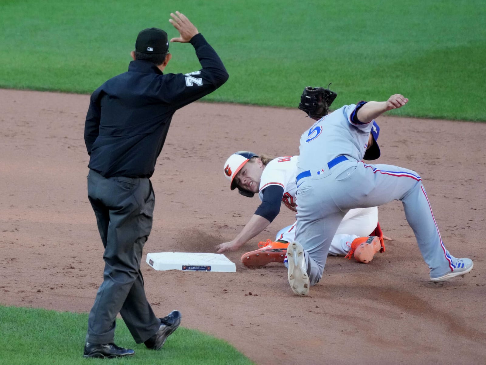 Dee Gordon caught stealing on controversial call in ninth inning