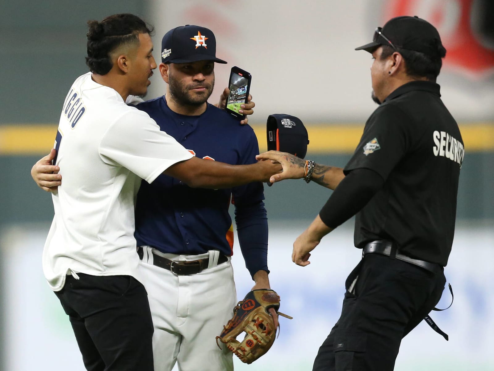 Altuve engages with fan who rushed field for selfie in ALCS – KGET 17