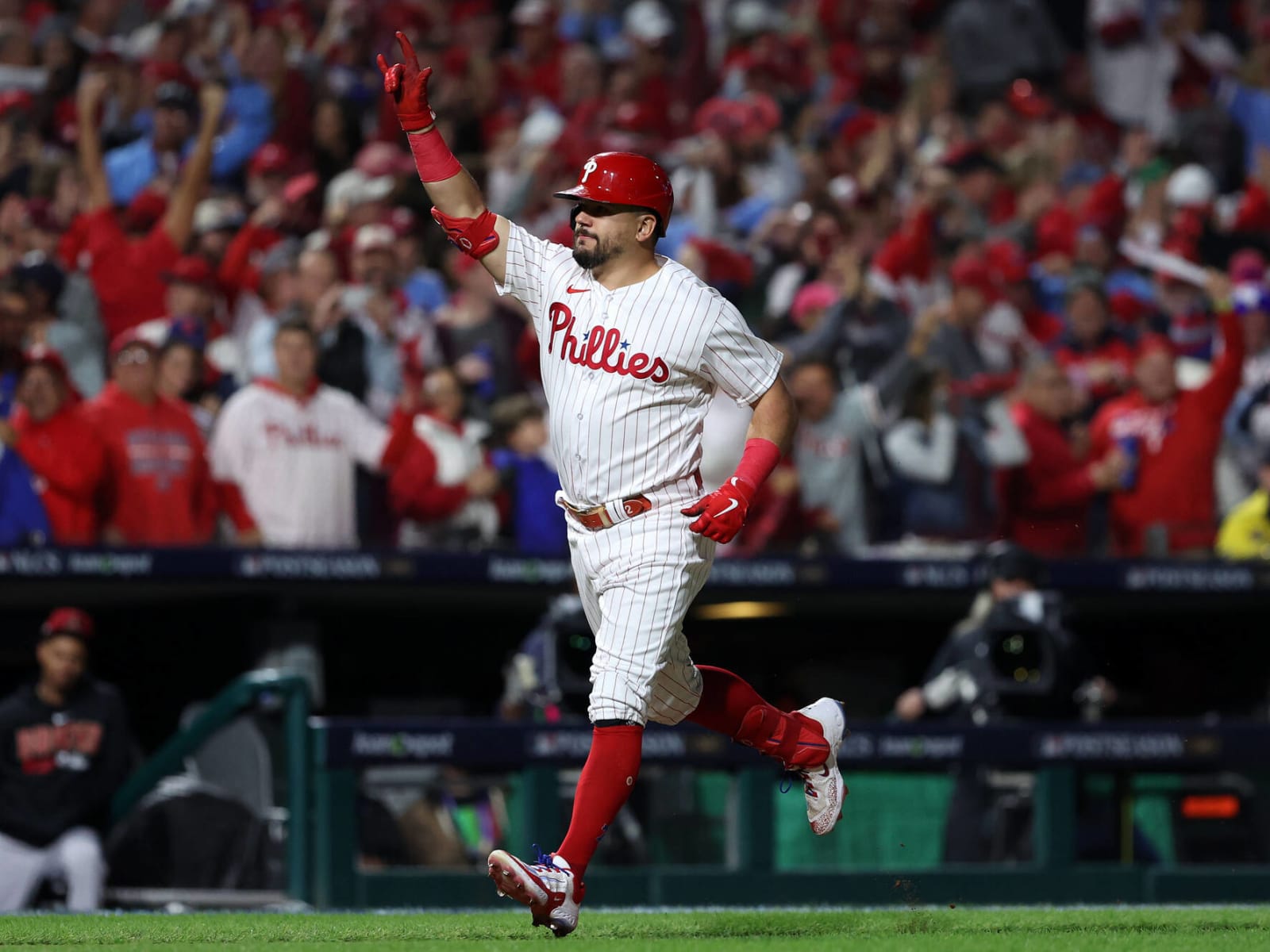 Kyle Schwarber continues Phillies' HR binge with two long balls