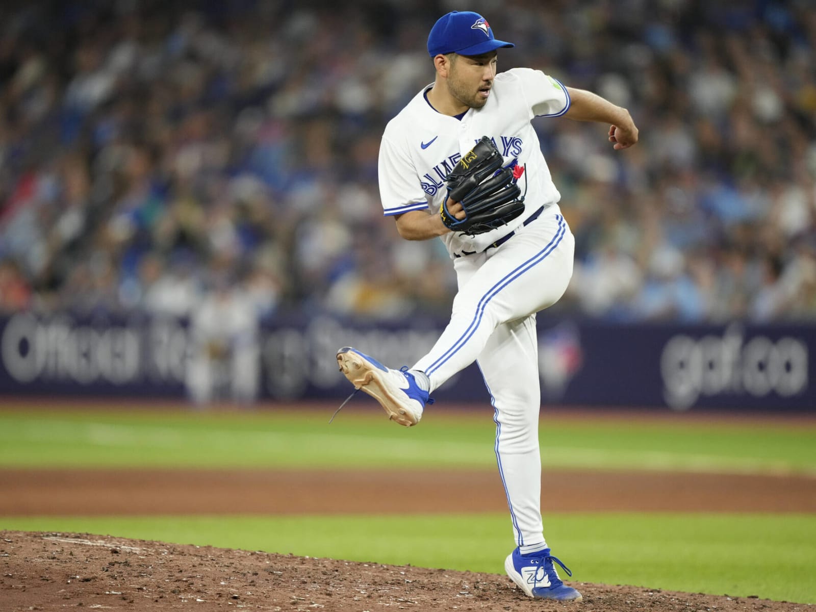 Seattle Mariners pitcher Yusei Kikuchi puts entire container of