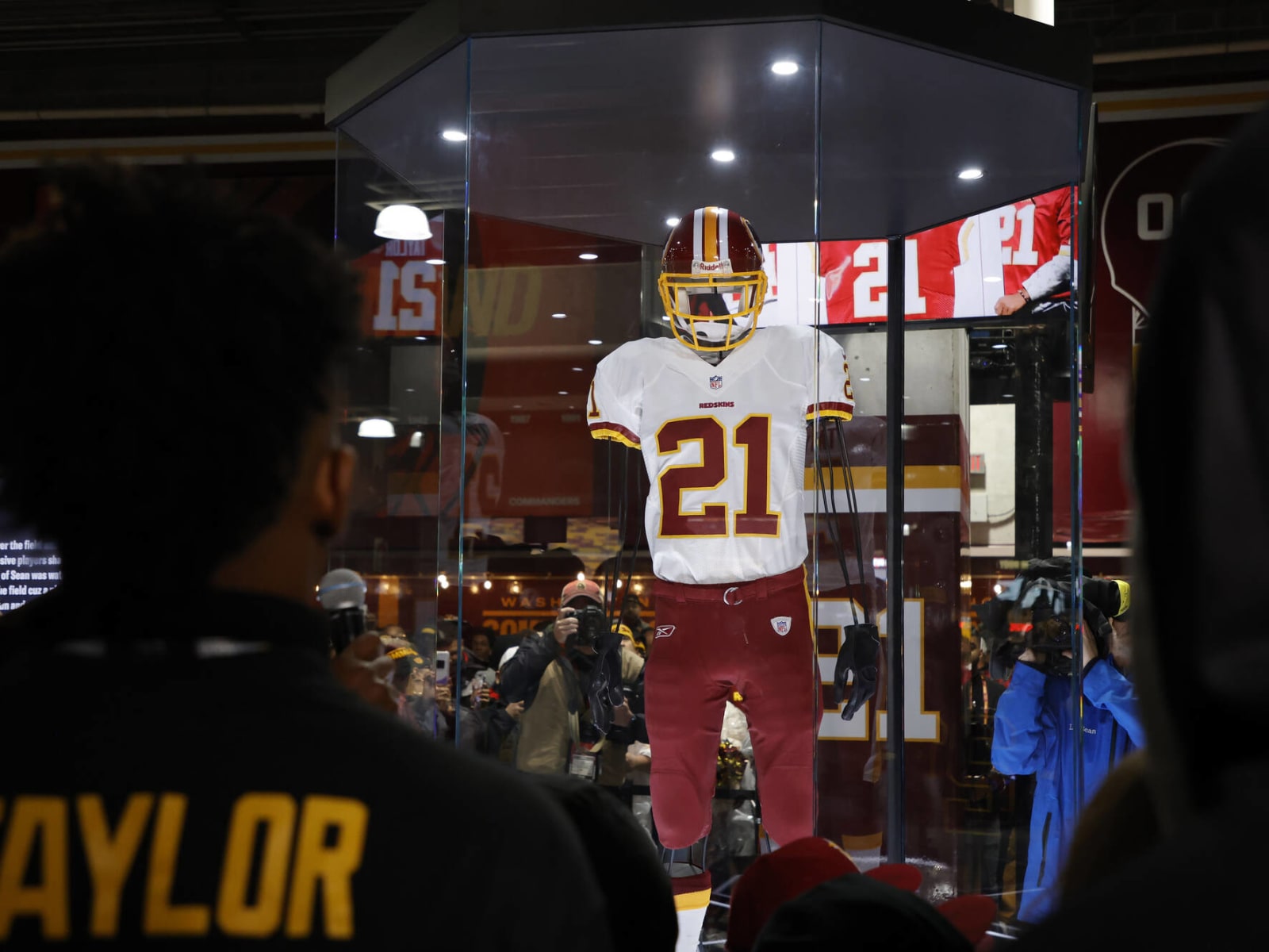 Fans Disappointed By the Commanders' Tribute to Sean Taylor – NBC4  Washington