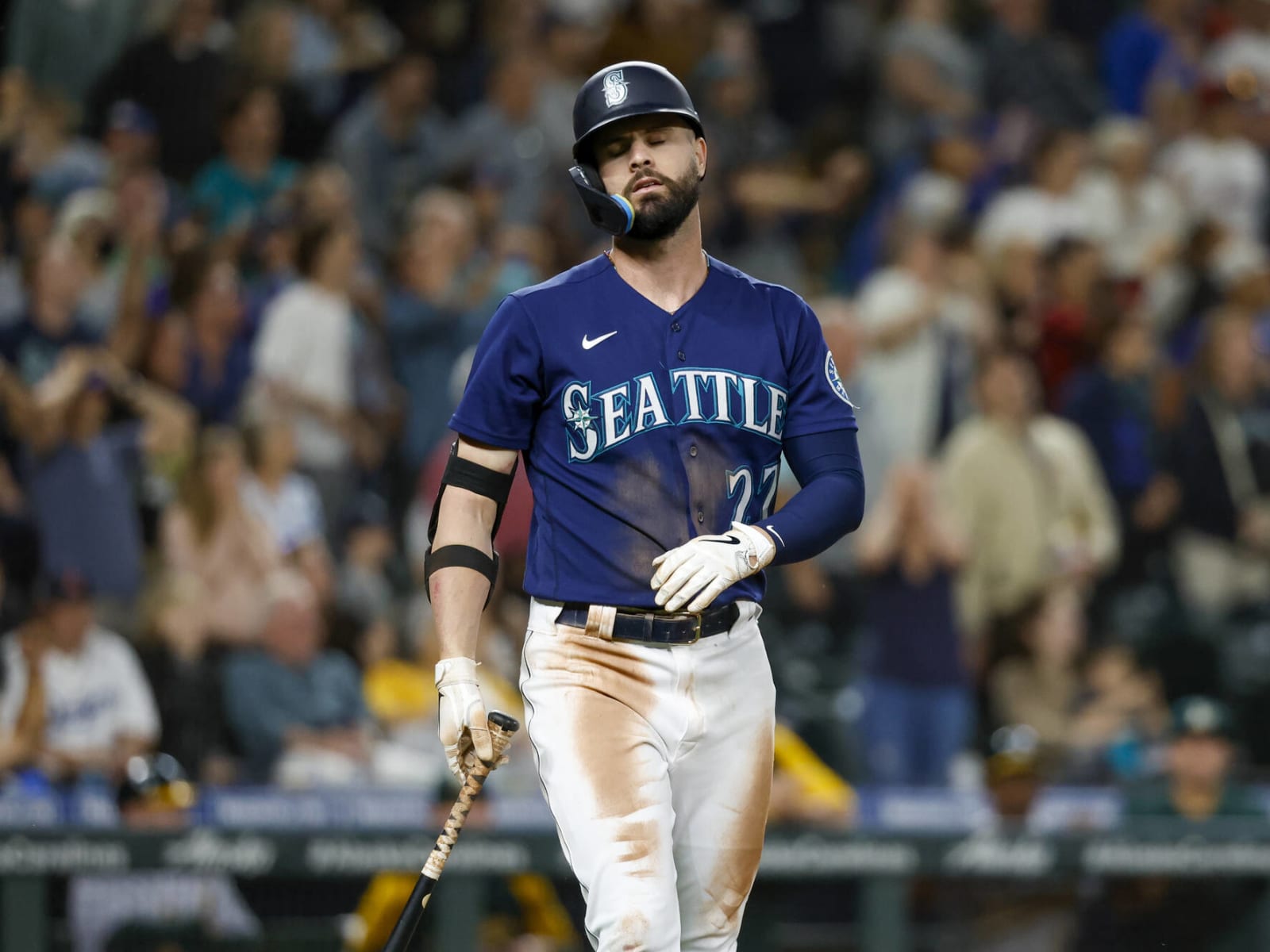 Jesse Winker's collision at first base leaves Mariners, already