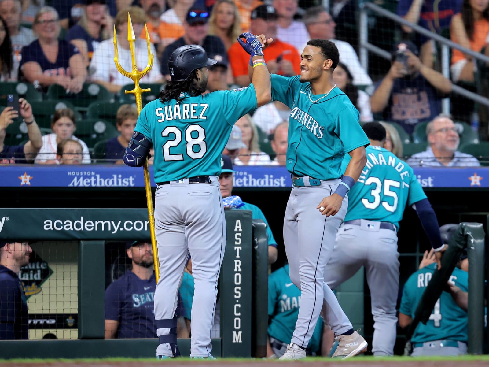 Mariners complete sweep of Astros to tighten wild-card race