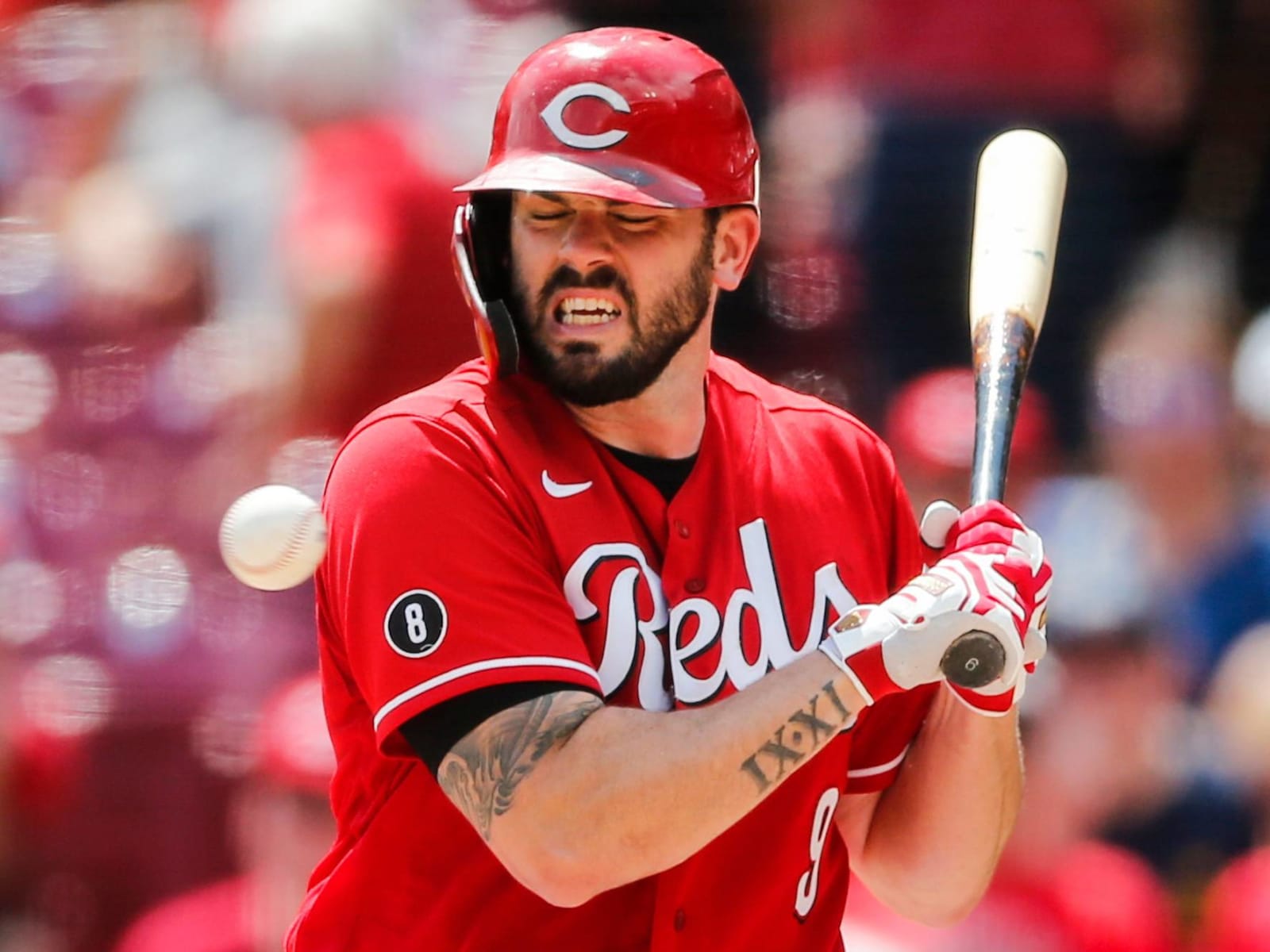 Mike Moustakas leaves Reds' game with right hip tightness