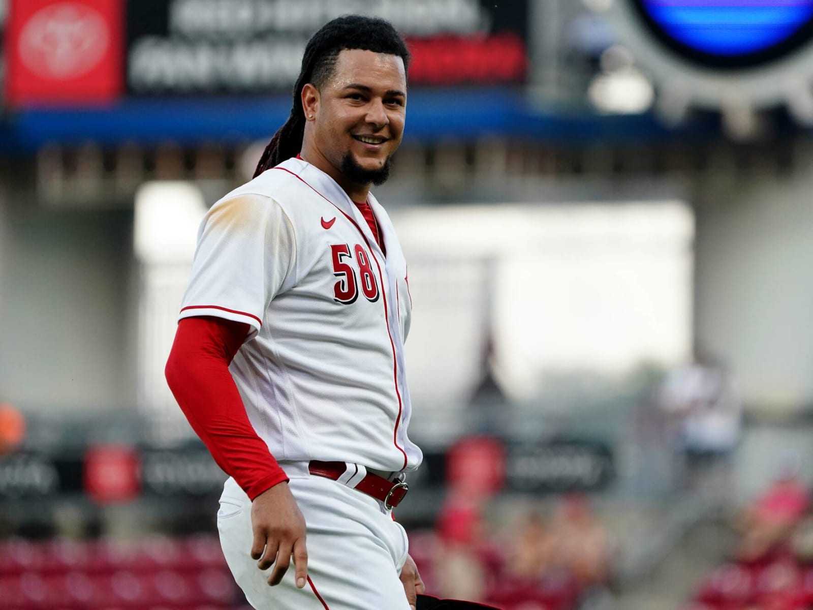 Mariners acquire Reds All-Star SP Luis Castillo