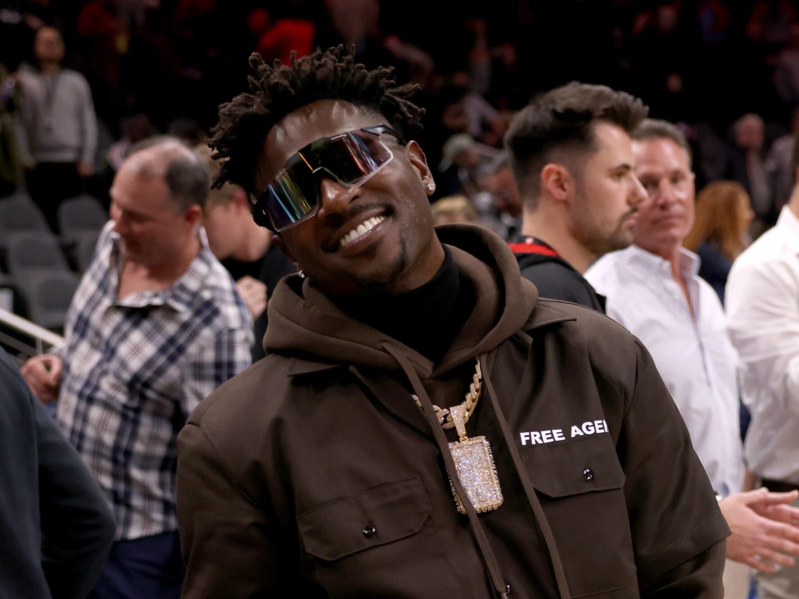 Antonio Brown posts picture in bed with model who looks like