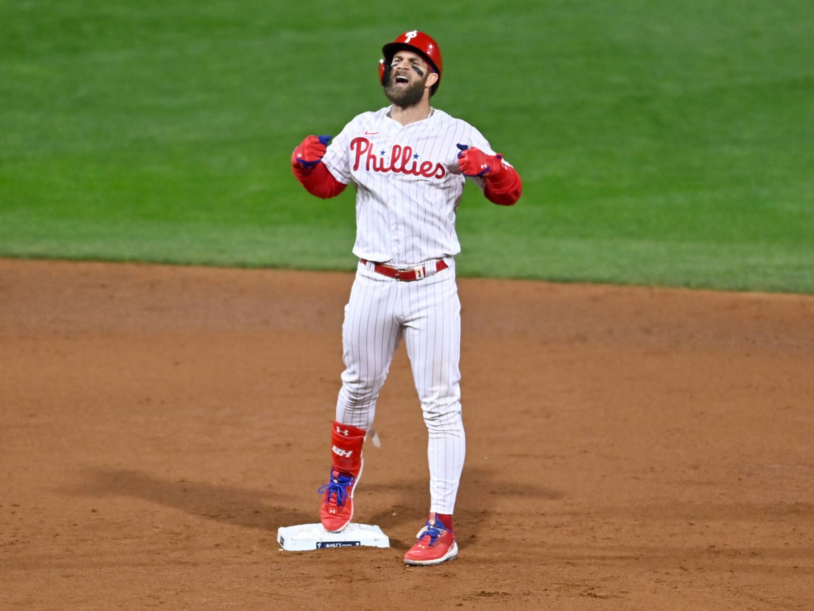 Bryce Harper rocks massive Phillies chain ahead of Phillies-Braves