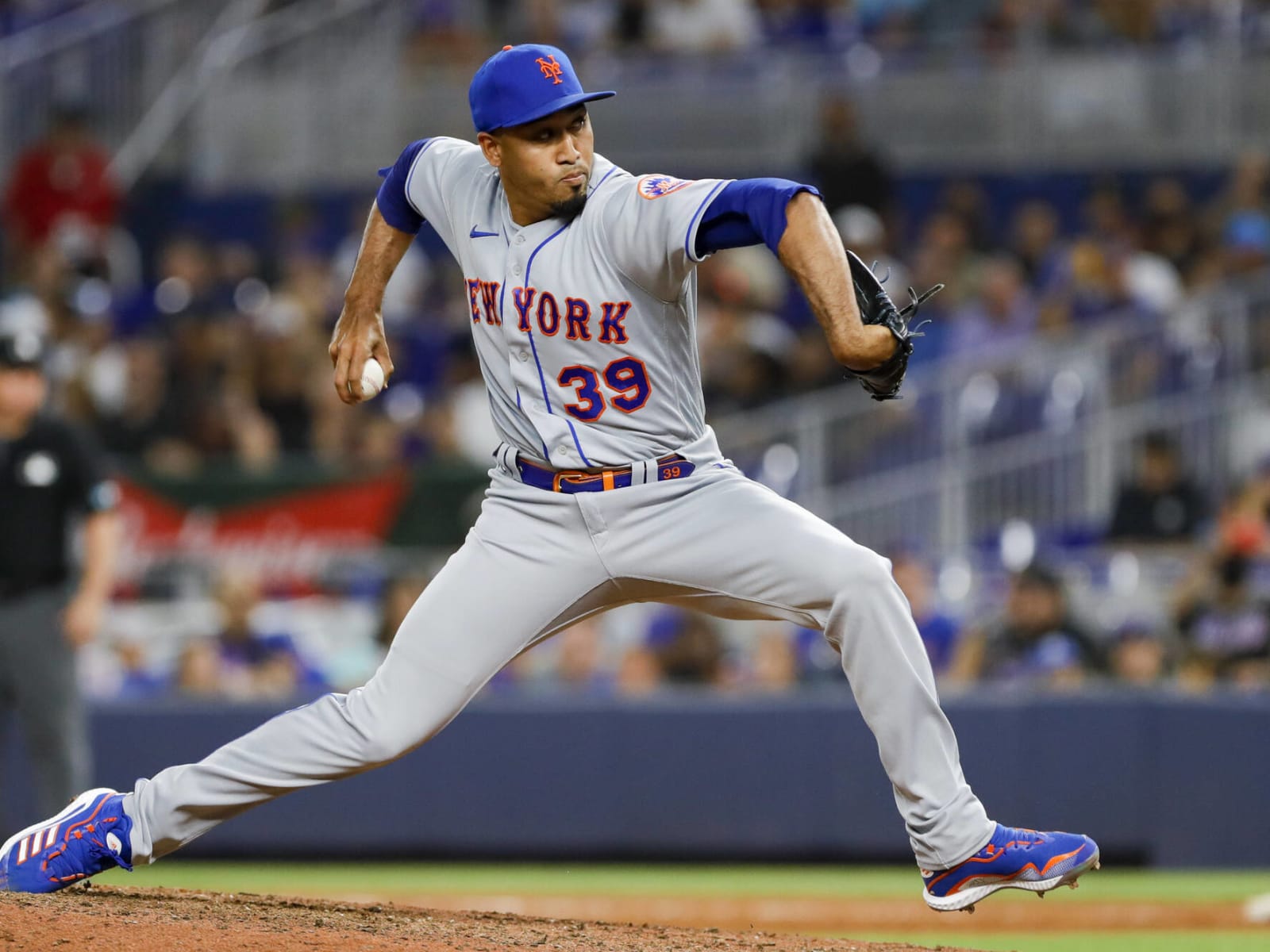 Seattle Mariners closing pitcher Edwin Diaz works against the