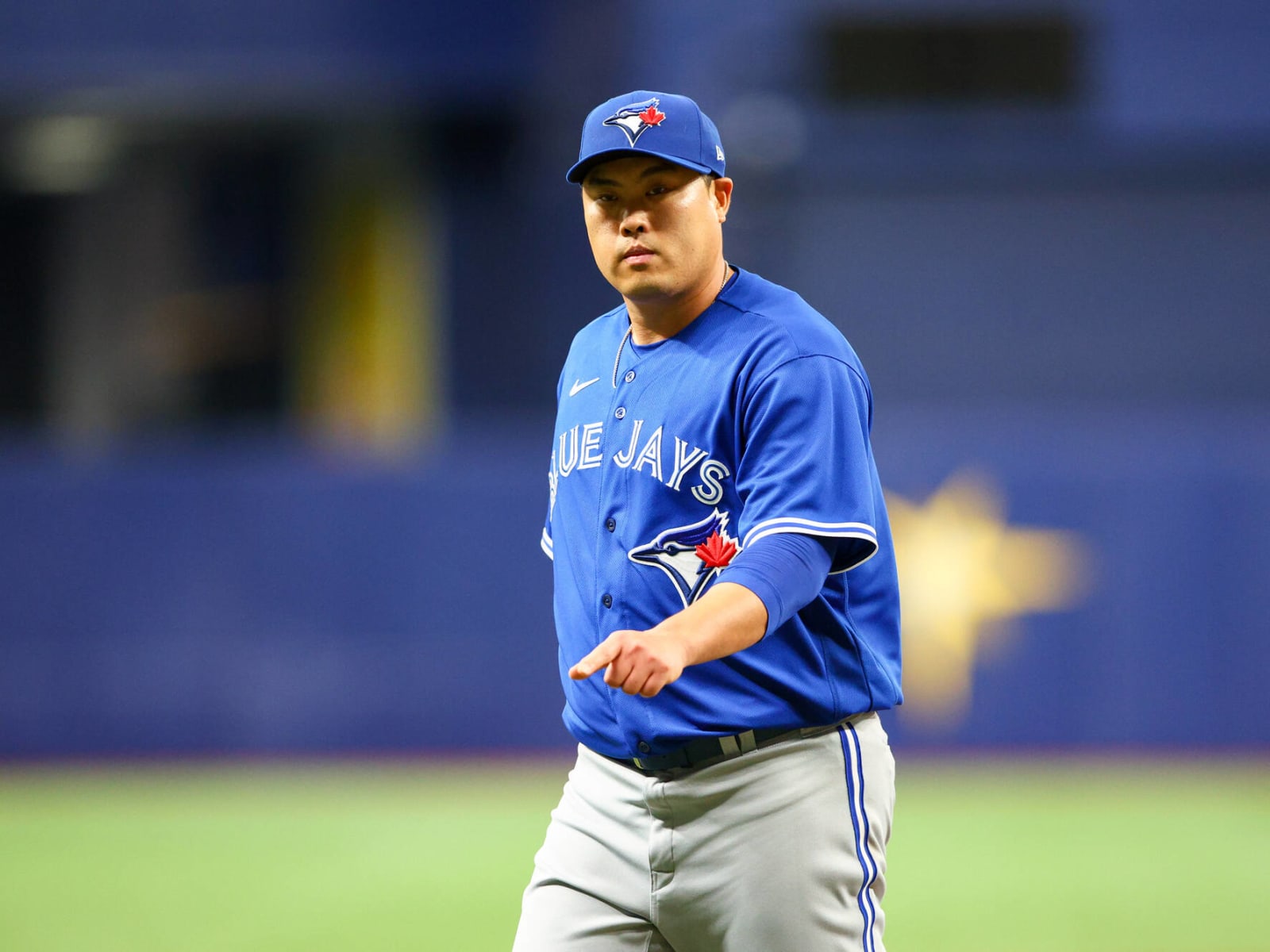 What happened to Hyun Jin Ryu? Blue Jays pitcher exits game vs Guardians  with apparent knee injury