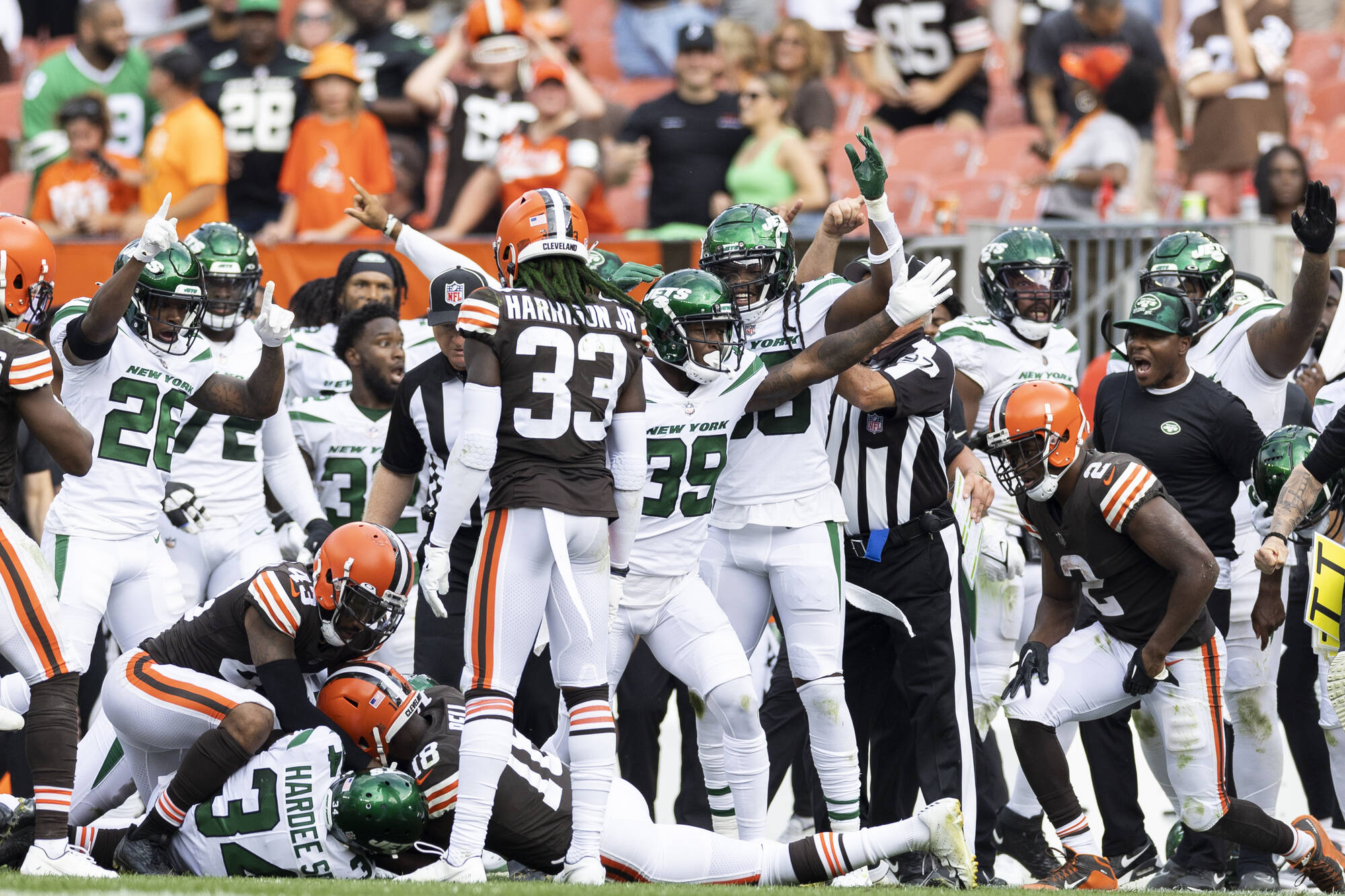 Talent-laden Browns defense bends, breaks