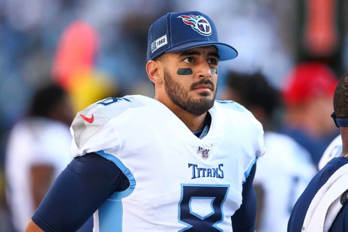 Marcus Mariota signs with the Panthers