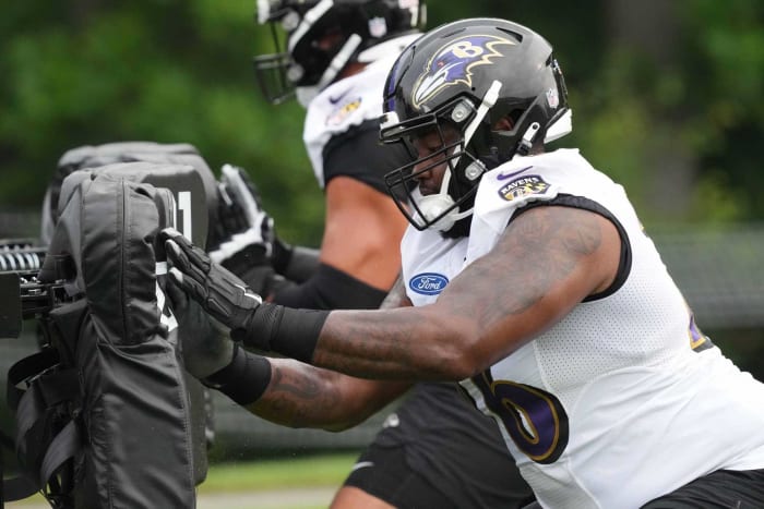 Jugadores famosos de la NFL que podrían ser cancelados después del campamento de entrenamiento 17 Andre Smith, OT, Cuervos