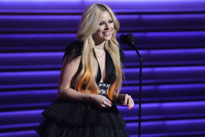 Avril Lavigne — "Hello Kitty" (2014)