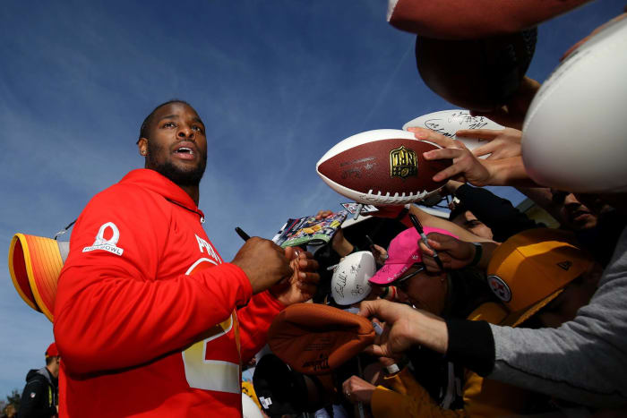 Le'Veon Bell risking plenty, depriving football of Le'Veon Bell