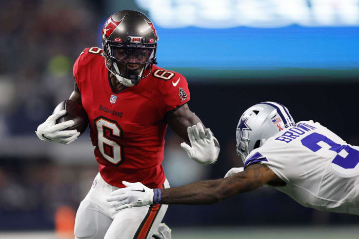 Buccaneers sign Julio Jones