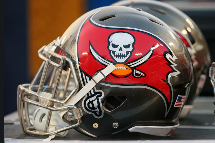 FB Helmet Guy] New Cardinals helmet includes a larger logo, silver flakes  and a silver facemask : r/nfl