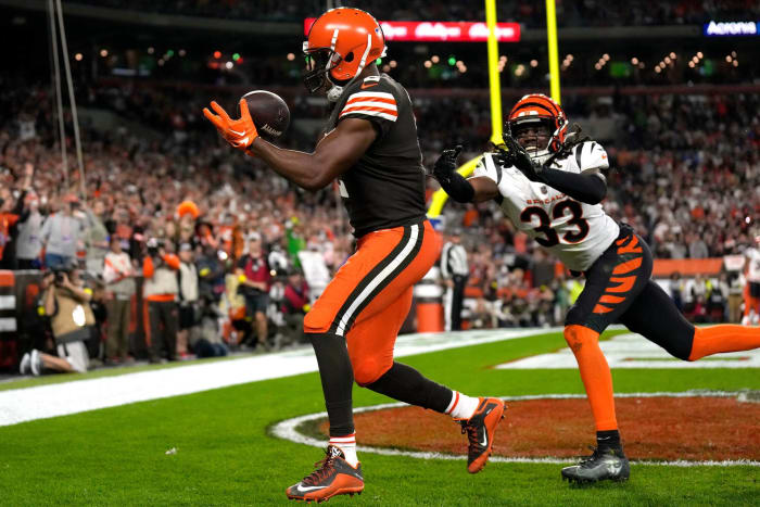 Bengals defense finally hits wall in Cleveland